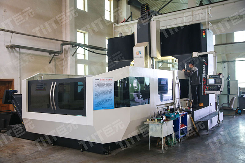 Boring and milling machining center